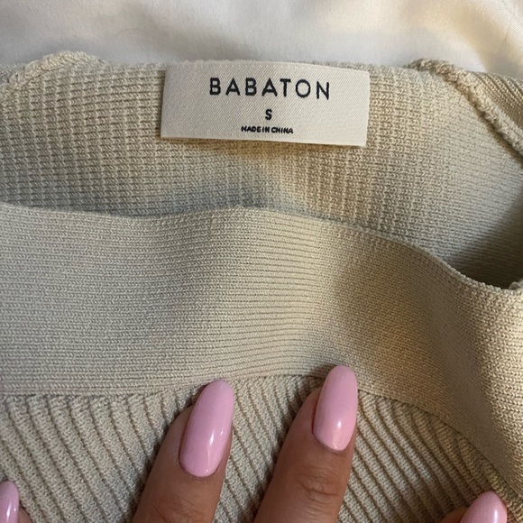 ARITZIA: Babaton Sculpt Knit Criss-Cross Crop Top 🤍 - Picture 2 of 4